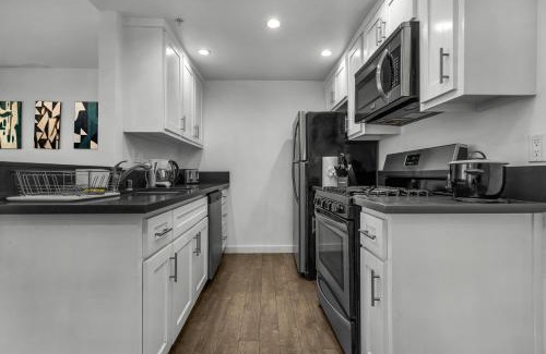 Wilshire Apartamento | Stylish One-Bedroom Retreat with Central AC & Free Parking in the Heart of Hollywood