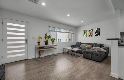 Wilshire Apartamento | Stylish One-Bedroom Retreat with Central AC & Free Parking in the Heart of Hollywood
