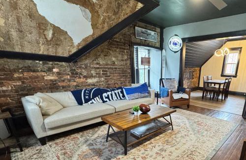 Bellefonte Apartamento | Stylish, Penn State-Themed Historic Getaway 2 Blocks from Waterfront