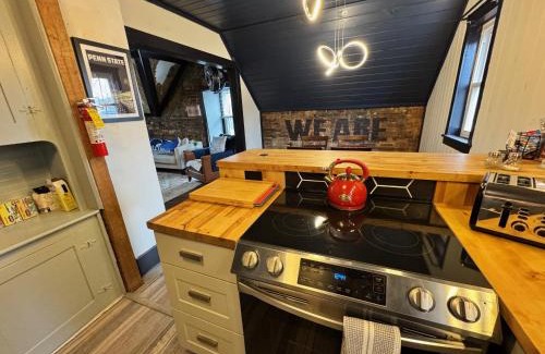 Bellefonte Apartamento | Stylish, Penn State-Themed Historic Getaway 2 Blocks from Waterfront