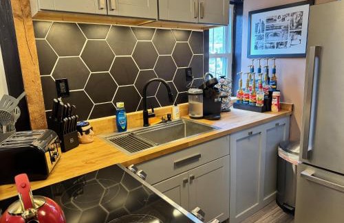 Bellefonte Apartamento | Stylish, Penn State-Themed Historic Getaway 2 Blocks from Waterfront