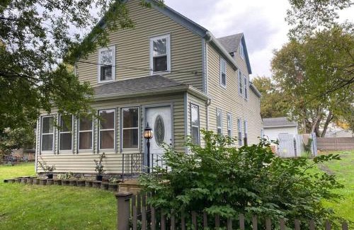 Cleveland Casa | *Stylish Pet Friendly 3 Bedroom House*