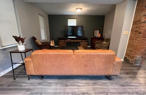 Cleveland Casa | *Stylish Pet Friendly 3 Bedroom House*