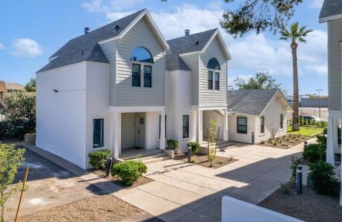 Camelback East Casa | Stylish Phoenix Townhome - Foosball Table, Laundry, Parking!