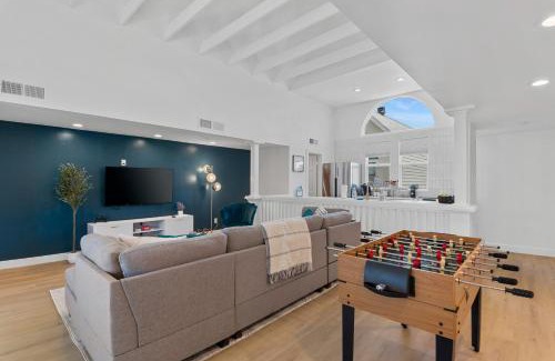Camelback East Casa | Stylish Phoenix Townhome - Foosball Table, Laundry, Parking!