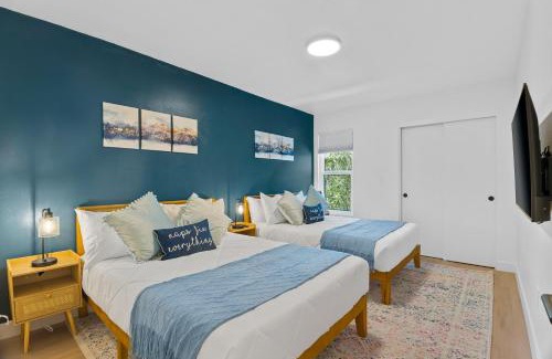 Camelback East Casa | Stylish Phoenix Townhome - Foosball Table, Laundry, Parking!