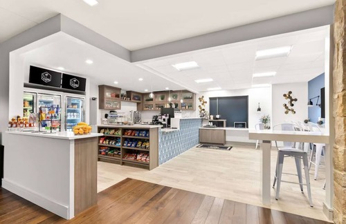 Bee Cave Apartamento | Stylish Pool View King | Free Parking, Near Shops, Parking Steps Away!