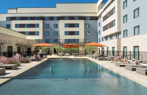 Bee Cave Apartamento | Stylish Pool View King | Free Parking, Near Shops, Parking Steps Away!