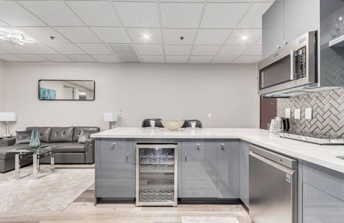 Town Center Condominio | Stylish & Prestigious! 2 Bed/2 Bath-On The Avenue