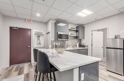 Town Center Condominio | Stylish & Prestigious! 2 Bed/2 Bath-On The Avenue