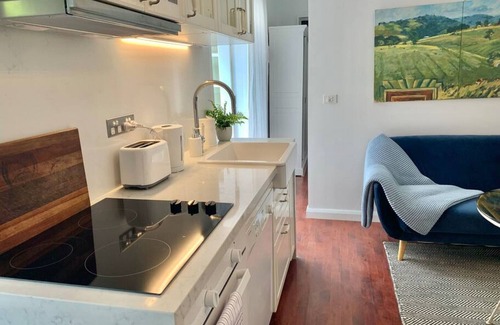 Brighton Apartamento | Stylish Private Studio for 2★Close to Beach★Free WiFi★Netflix★Parking