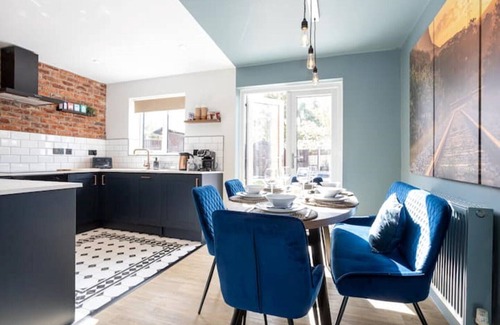 Warrington Casa | Stylish Railway Themed House - Central Warrington