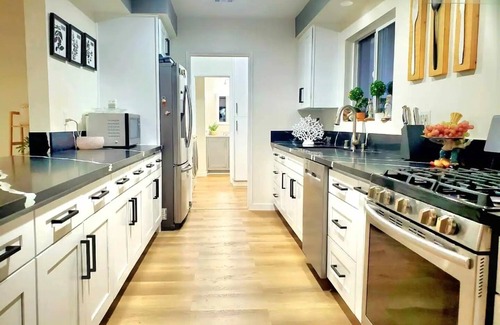 Granada Hills South Casa | Stylish Ranch with Gorgeous Swimming Pool & Piano