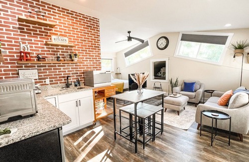 Colorado Springs Apartamento | ★Stylish★ remodeled studio near IvyWild/Downtown