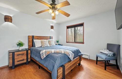 East Stroudsburg Casa | Stylish Renovated Home Open Layout Coffee Bar Near Hiking Waterfalls
