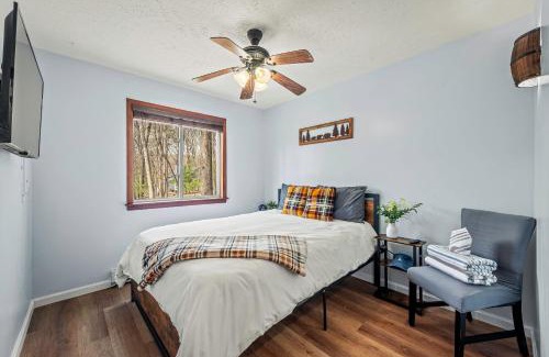 East Stroudsburg Casa | Stylish Renovated Home Open Layout Coffee Bar Near Hiking Waterfalls