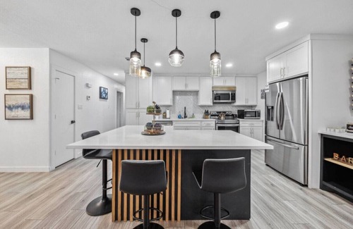 Bedford Casa | Stylish Renovated 4BD in Bedford + Grill!