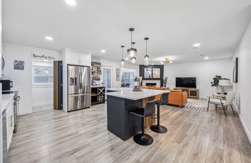 Bedford Casa | Stylish Renovated 4BD in Bedford + Grill!
