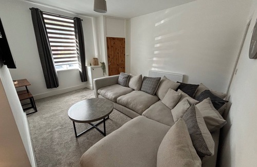 Radcliffe Casa | Stylish renovated home near Manchester City centre