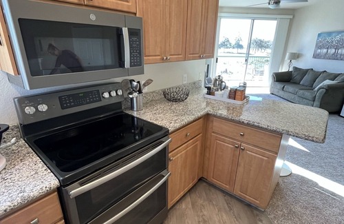 Superstition Lakes Condominio | Stylish Resort-Style Retreat - Pool / Spa, Near Restaurants and Shopping Galore!