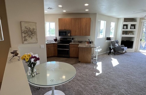 Superstition Lakes Condominio | Stylish Resort-Style Retreat - Pool / Spa, Near Restaurants and Shopping Galore!