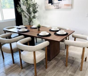MLK Casa | Stylish Retreat - Close to Downtown - Open Layout