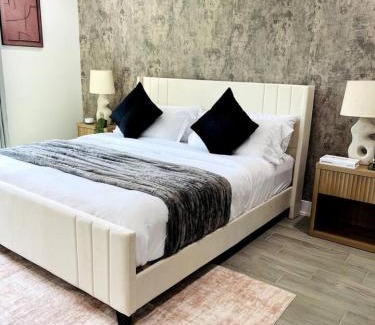 MLK Casa | Stylish Retreat - Close to Downtown - Open Layout