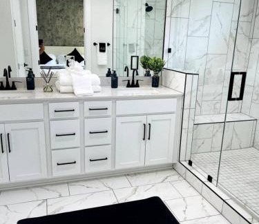 MLK Casa | Stylish Retreat - Close to Downtown - Open Layout