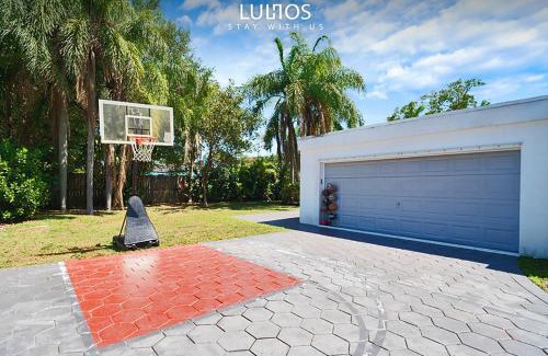 Cutler Bay Casa | Stylish Retreat Heated Pool Basketball Game Room L41