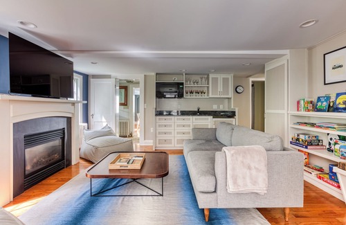 Egremont Casa | Stylish Retreat; Pool & Hot Tub By:Evergreen Home