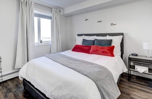 Calgary Apartamento | Stylish Retreat: Self Check-in, Prime Location, & High-speed WiFi🌟