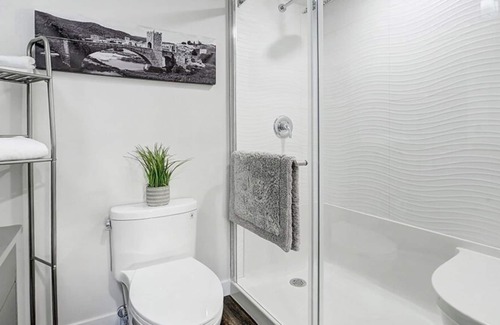 Calgary Apartamento | Stylish Retreat: Self Check-in, Prime Location, & High-speed WiFi🌟