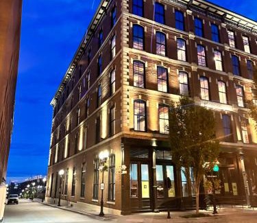 Downtown St. Louis Apartamento | Stylish Riverfront Loft - Steps from the Arch & Nightlife