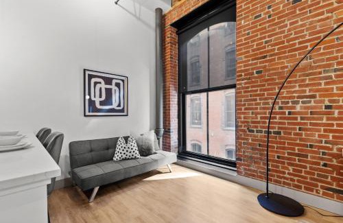 Downtown St. Louis Apartamento | Stylish Riverfront Loft - Steps from the Arch & Nightlife