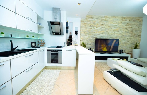 Vlore Apartamento | Stylish romantic penthouse w/hot tub-5 min walk from beach family-friendly