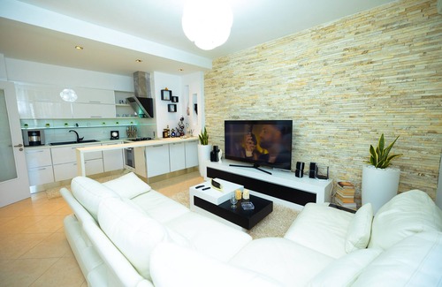 Vlore Apartamento | Stylish romantic penthouse w/hot tub-5 min walk from beach family-friendly