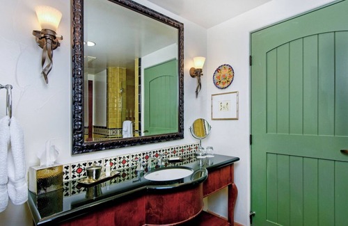 Los Gatos Hotel | Stylish Room with Outdoor Pool, Balcony & Free Parking in Santa Cruz
