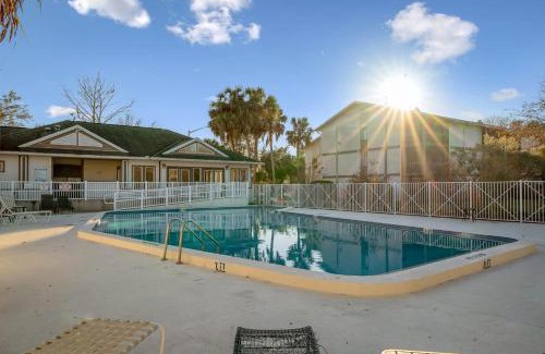 Gainesville Casa | Stylish Sanctuary King Beds Upscale Condo