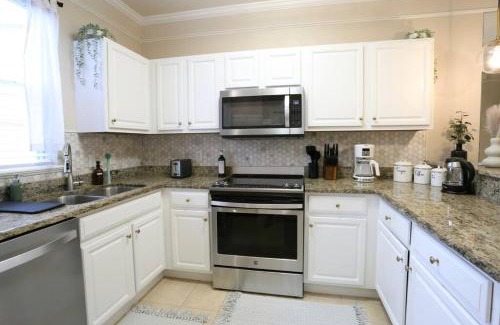 Gainesville Casa | Stylish Sanctuary King Beds Upscale Condo