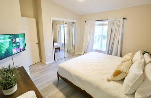 Gainesville Casa | Stylish Sanctuary King Beds Upscale Condo
