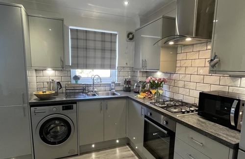 Perth Casa | Stylish Scottish House with garden and parking