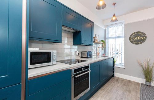 Bare Apartamento | Stylish Seafront Apartment - Sleeps 6 - Gateway to the Lakes