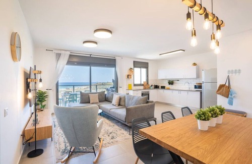 Nahariya Apartamento | Stylish Seaside Escape with Balcony