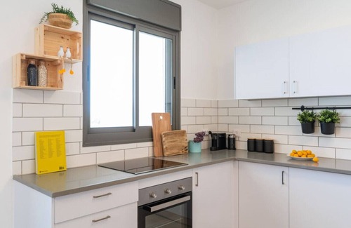 Nahariya Apartamento | Stylish Seaside Escape with Balcony