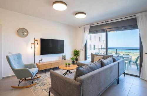 Nahariya Apartamento | Stylish Seaside Escape with Balcony by Sea N' Rent