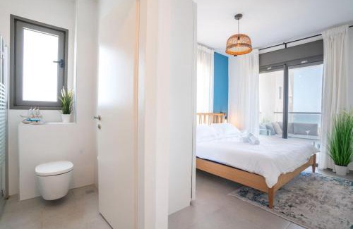 Nahariya Apartamento | Stylish Seaside Escape with Balcony by Sea N' Rent