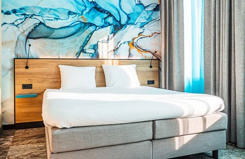 Scheveningen Badplaats Hotel | Stylish Seaside unit w/E-Bike Rental & Onsite Dining - Seaside Pier nearby