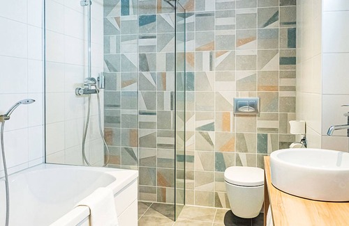 Scheveningen Badplaats Hotel | Stylish Seaside unit w/E-Bike Rental & Onsite Dining - Seaside Pier nearby