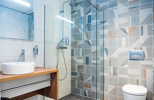 Scheveningen Badplaats Hotel | Stylish Seaside unit w/E-Bike Rental & Onsite Dining - Seaside Pier nearby