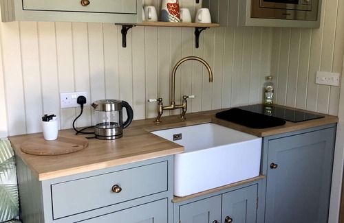 New Forest District Cabina | Stylish shepherd's hut, 10 mins walk from beach and village
